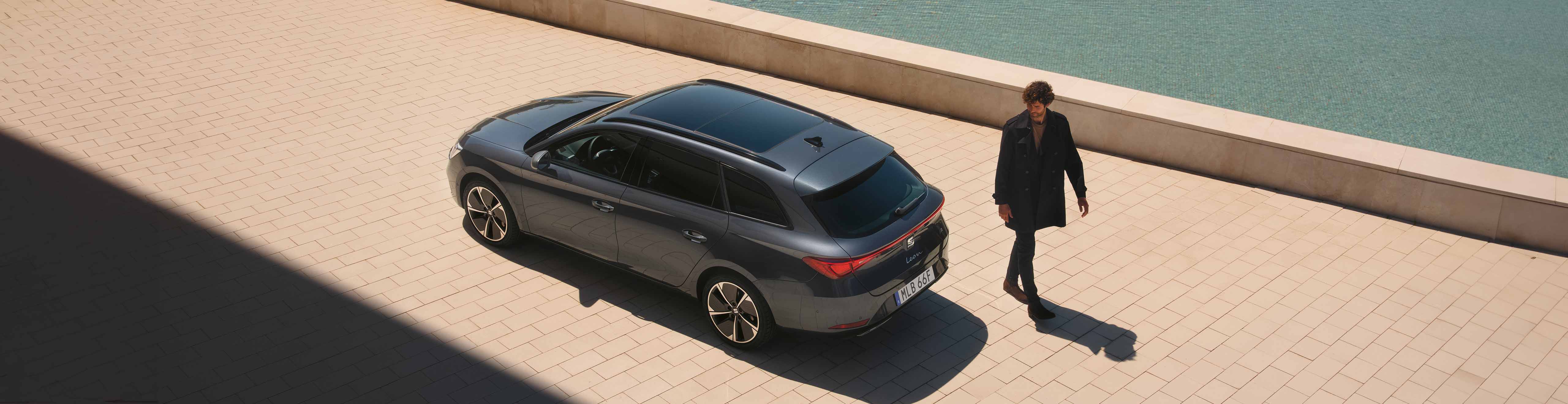 Nya SEAT Tarraco SUV 2021 sedd snett bakifrån på parkering